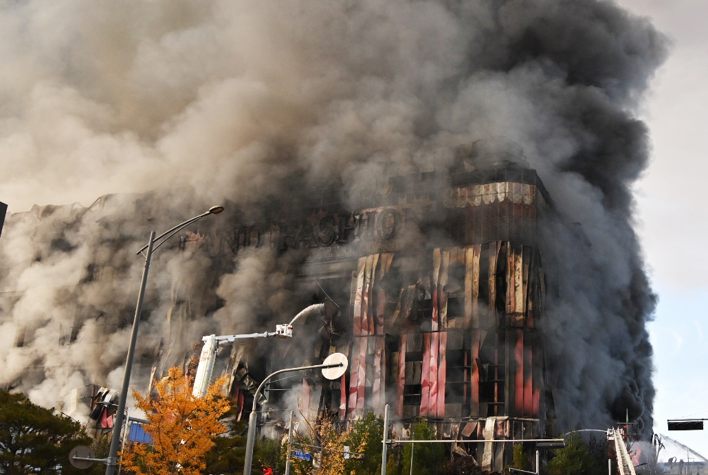 15일 오전 충남 천안시 동남구 풍세면 이랜드패션 물류센터에서 불이 나 검은 연기가 치솟고 있다. 사진=연합뉴스