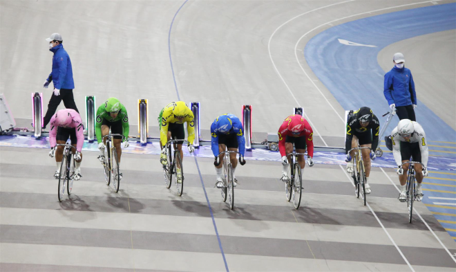 광명스피돔에서 열린 경륜 경주에서 출전 선수들이 경주를 시작하고 있다.(사진=국민체육진흥공단)
