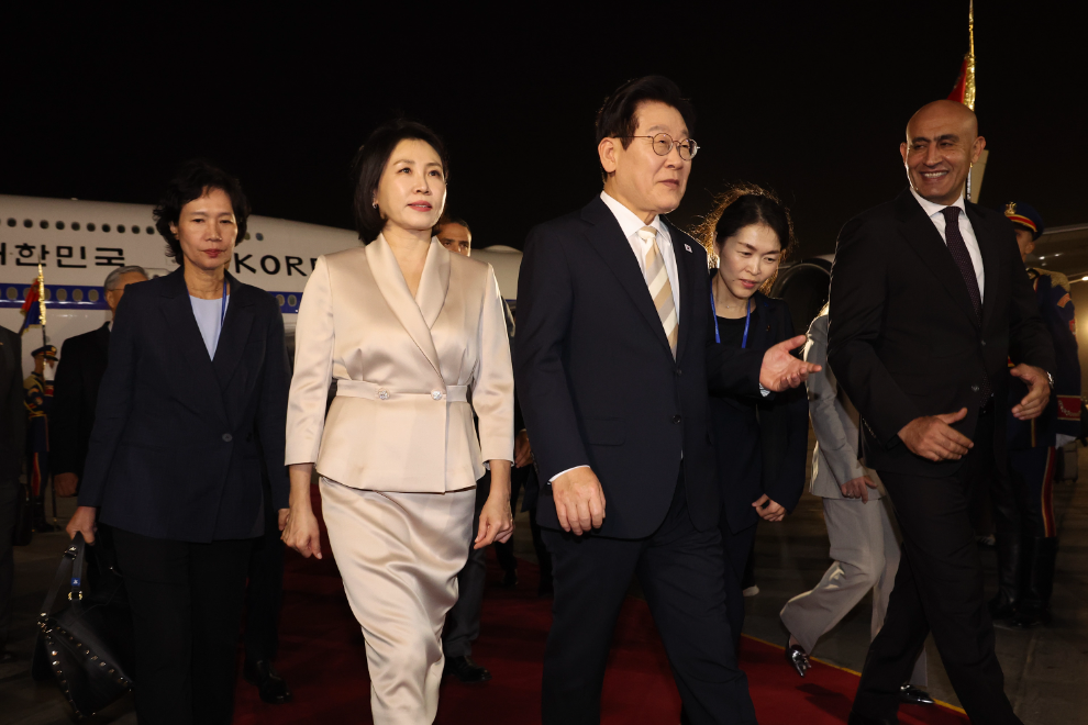 카이로 공항 나서는 이재명 대통령(사진=연합뉴스)