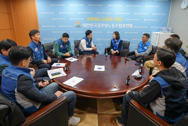 지난 4월 17일 석현정 공노총 위원장이 경찰직협 관계자들과 경찰노조 추진에 대한 협력 방안에 대해 논의하고 있다.(사진제공=공노총)