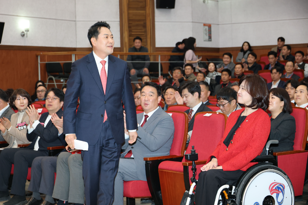 당협 사무국장들에게 인사하는 장동혁 대표(사진=연합뉴스)