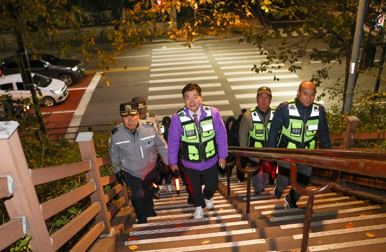 지난 19일 민·관·경 합동 취약지역 순찰 및 범죄예방 캠페인에 참여한 이필형 동대문구청장(사진 가운데)
