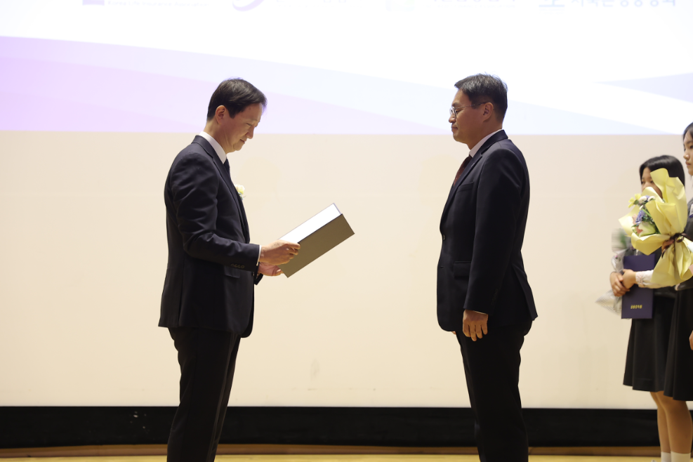 제20회 금융공모전에서 이찬진 금융감독원장이 박진우 은행연합회 본부장에게 최우수상(금융감독원장상)을 전달하는 모습 (왼쪽부터) 이찬진 금융감독원장, 박진우 은행연합회 본부장. 사진=은행연합회