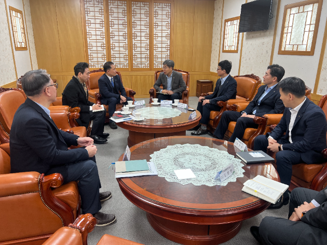 이종화 수협중앙회 수산경제연구원장(왼쪽 세 번째)이 20일, 농협중앙회에서 열린 농어촌분야 연구협력을 위한 기관·단체 정보교류 간담회에서 이욱 농협중앙회 미래전략연구소장(왼쪽 네 번째)과 협력 방안을 논의하고 있다.(사진=수협중앙회)