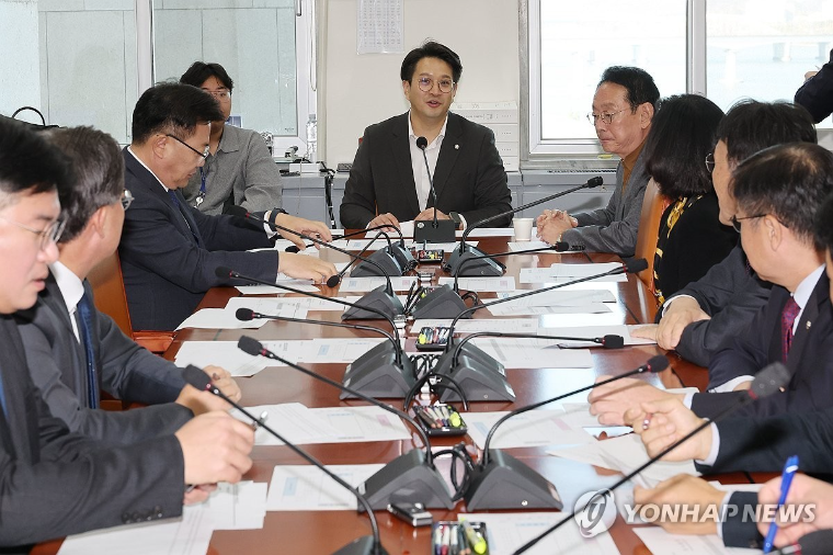 전용기 (가운데) 국회의원 (사진=연합뉴스)