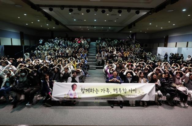 이승로 성북구청장(앞줄 오른쪽 일곱 번째)과 참석자들이 기념 촬영을 하고 있다