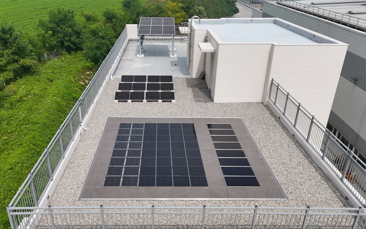 GS건설이 개발한 All in One 옥상 바닥시스템을 적용한 태양광모듈(아래)과 철골 구조물에 설치된 기존의 일반 태양광패널.(사진=GS건설)