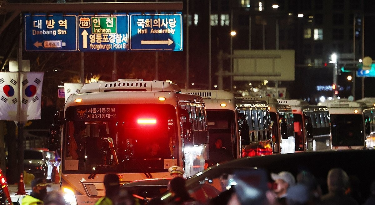 국회 철수하는 경찰버스(사진=연합뉴스)