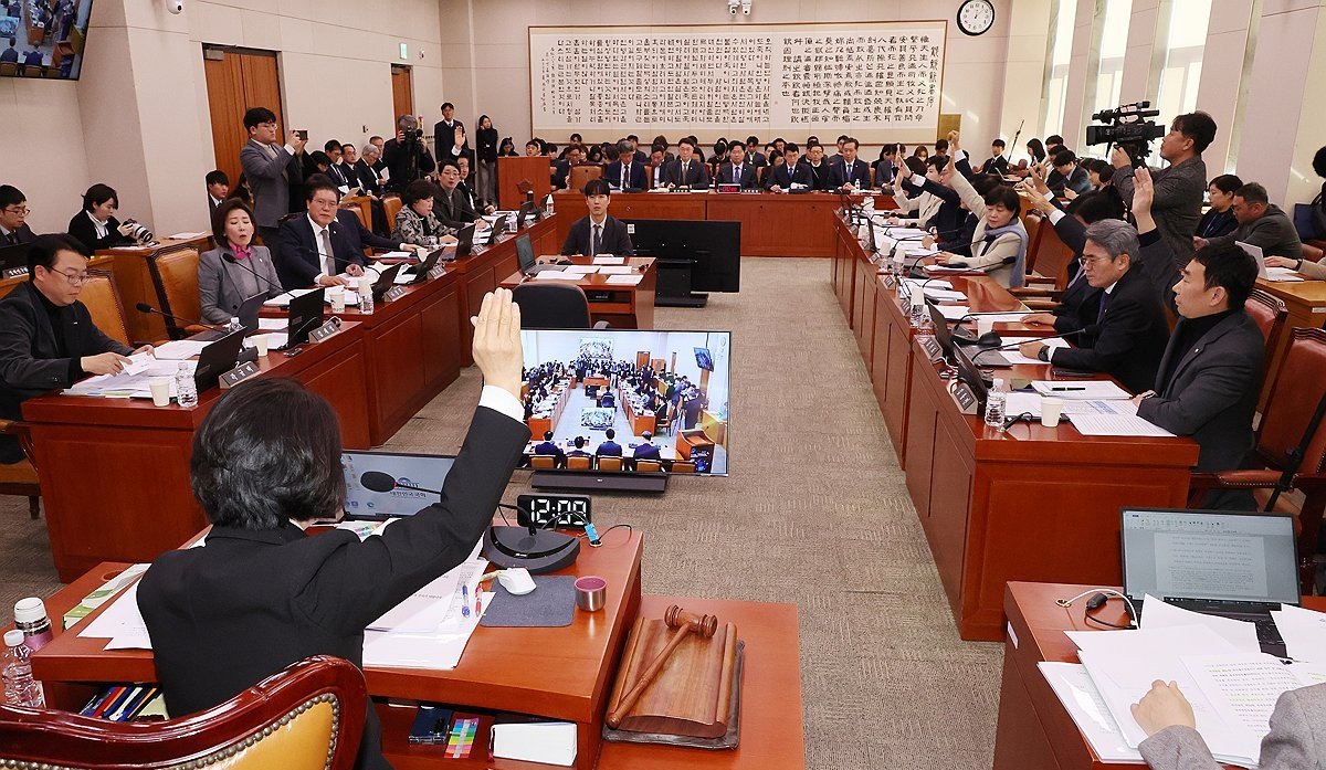 거수 표결하는 법사위원들(사진=연합뉴스)