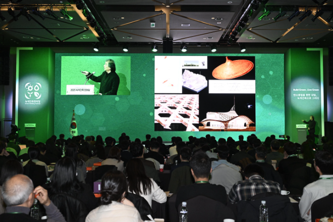 반 시게루 건축가(日)의 기조연설 중 모습.(사진=국토안전관리원)