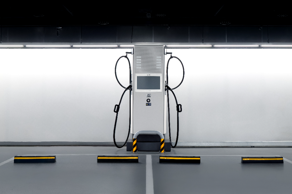 고양 현대모터스튜디오에 설치된 EV-Q 인증을 획득한 200kW 양팔형 E-pit 충전기.(사진=현대차그룹)