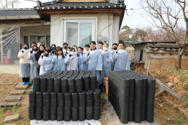연탄 나눔 봉사활동 실시 전경. (사진=법제처)
