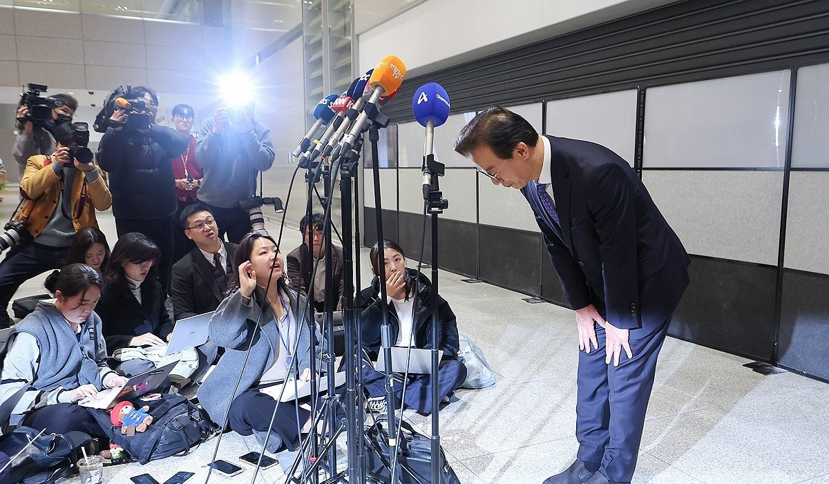 사의 표하며 인사하는 전재수 해양수산부 장관(사진=연합뉴스)