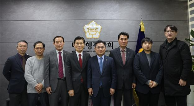 상벌위원으로 위촉된 김영일(위원장), 이우진(부위원장), 김종락(위원), 안만규(위원), 유종호(위원), 이승훈(위원), 정해영(위원), 최임광(위원) 등 7명이 대한행정사회 회장 윤승규(왼쪽5번째)와 함께 위촉 기념촬영을 하고 있다.