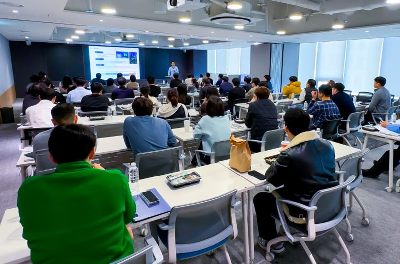 SK에코플랜트 구성원들이 점심시간에 ‘에피런투게더’ 강연을 수강하는 모습.(사진=SK에코플랜트)