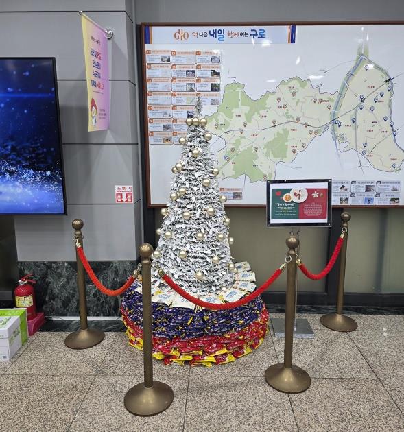 구로구청 본관 로비 중앙에 마련된 라면트리 전시 전경