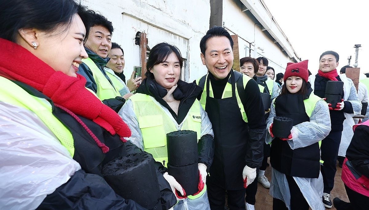 겨울나기 연탄배달 봉사 나선 장동혁 대표(사진=연합뉴스)