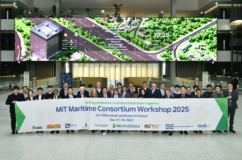 17일(수), HD현대 글로벌R&D센터에서 진행된 'MIT 조선해양 컨소시엄(MIT Maritime Consortium)' 워크숍 1일차 행사에서 HD현대, 미국 메사추세츠공과대학(MIT), 그리스 해운사 캐피탈(Capital), 미국 ABS 선급 관계자들이 기념촬영을 하고 있다.(사진=HD한국조선해양)