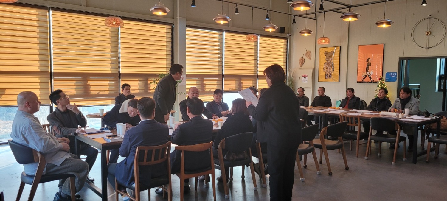 박명분 경기도협의회 사무국장의 소개로 각 시군협의회장이 서로 인사를 나누고 있다.