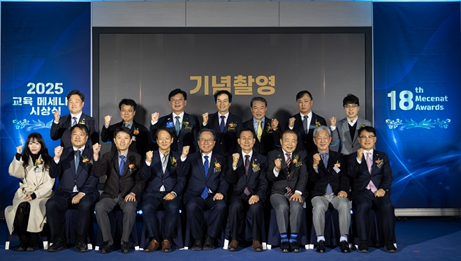 앞 줄 왼쪽 세번째부터 부산일보 노정현 이사, 성희엽 미래혁신부시장, 김석준 교육감, 강무길 교육위원장, 양재생 부산상의회장.(사진제공=부산교육청)