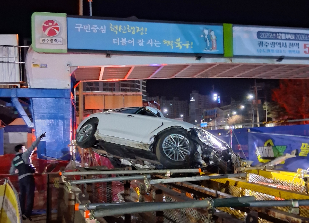 공사 현장 추돌 승용차(사진=연합뉴스)