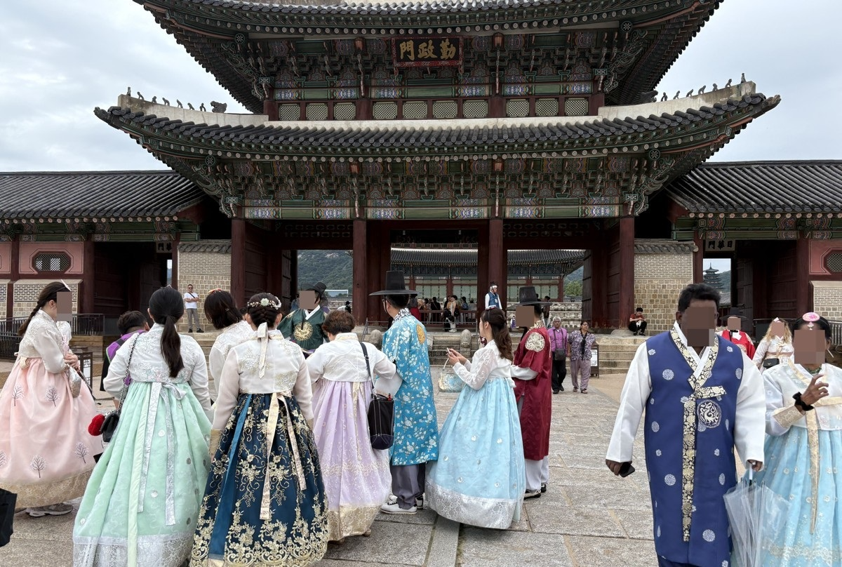 경복궁에 한복 입고 모인 외국인 관광객들(사진=연합뉴스)