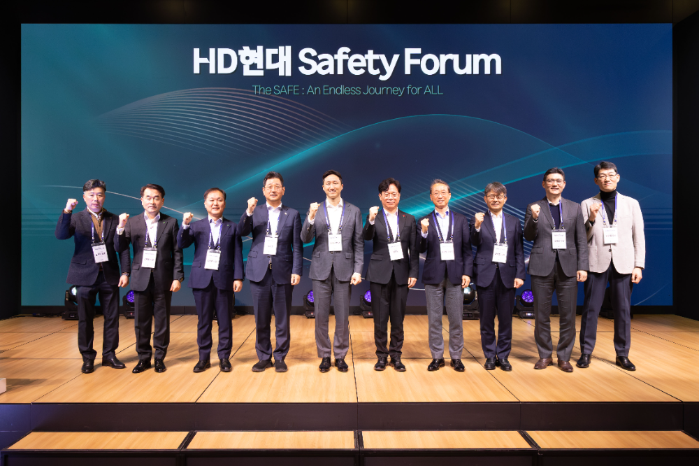 19일(금), 경기도 성남시에 위치한 HD현대 글로벌R&D센터에서 열린 ‘HD현대 Safety Forum’에서 참석자들이 기념촬영을 하고 있다. (왼쪽 네 번째 김태선 국회의원, 다섯 번째 정기선 HD현대 회장, 여섯 번째 김영훈 고용노동부 장관).(사진=HD현대)