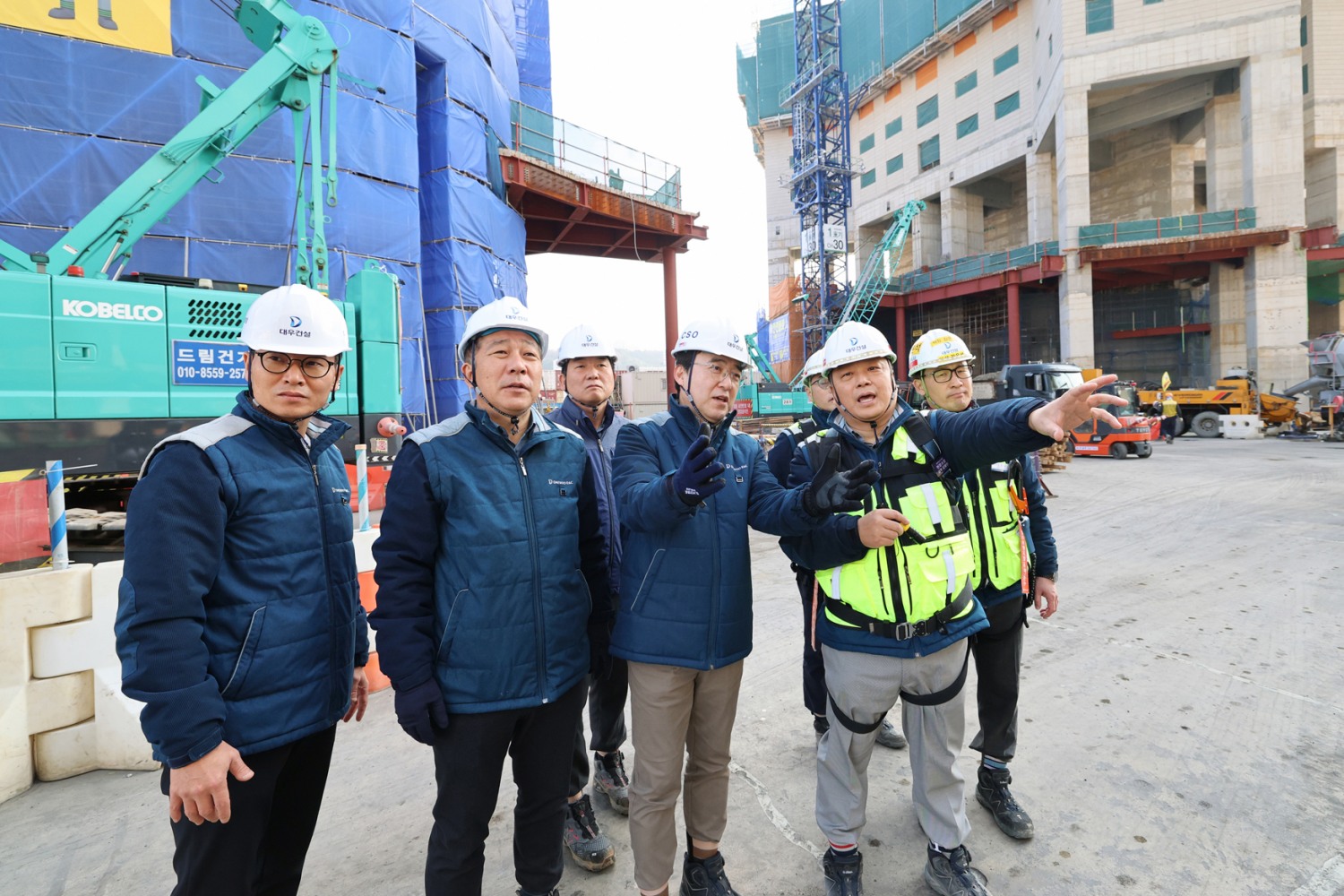 대우건설 신동혁 CSO가 블랑 써밋 74 현장 임직원과 함께 안전점검을 실시했다.(사진=대우건설)