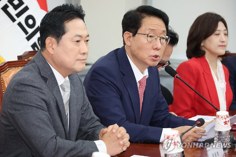 김상훈 (가운데) 국회의원 (사진=연합)