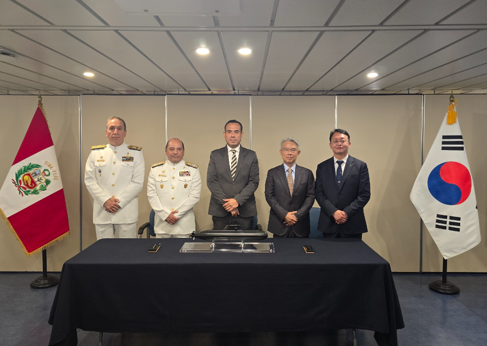 지난 19일(현지시간) 페루 리마의 국영 시마조선소에서 호세 헤리 페루 대통령(사진 가운데)과 HD현대중공업 함정사업본부 박용열 본부장(사진 오른쪽)이 ‘차세대 잠수함 공동개발 계약’을 체결하는 모습.(사진=HD현대중공업)