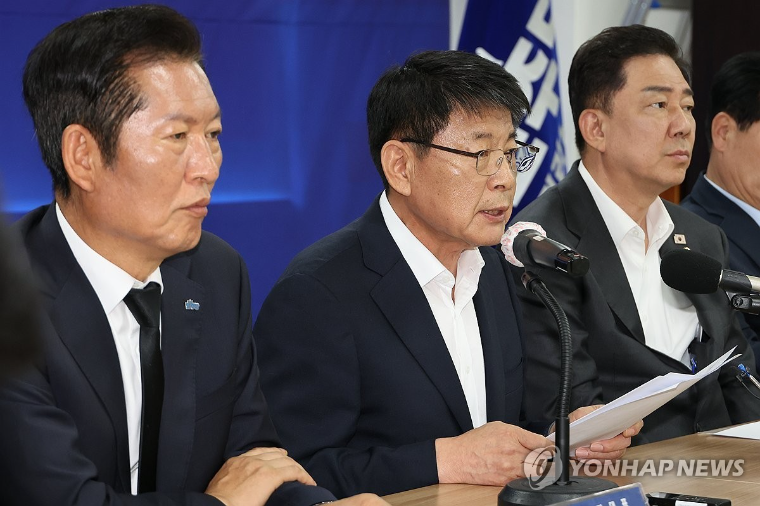 서삼석 (가운데) 국회의원 (사진=연합뉴스)