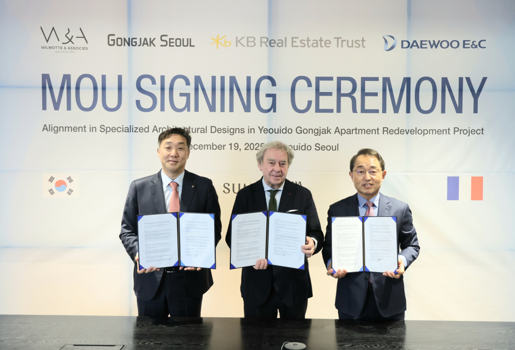 (왼쪽부터) 대우건설 도시정비사업담당 도정훈 상무, 프랑스 빌모트사 회장 장미셸 빌모트, 공작아파트 재건축 운영위원회 김철훈 위원장.(사진=대우건설)