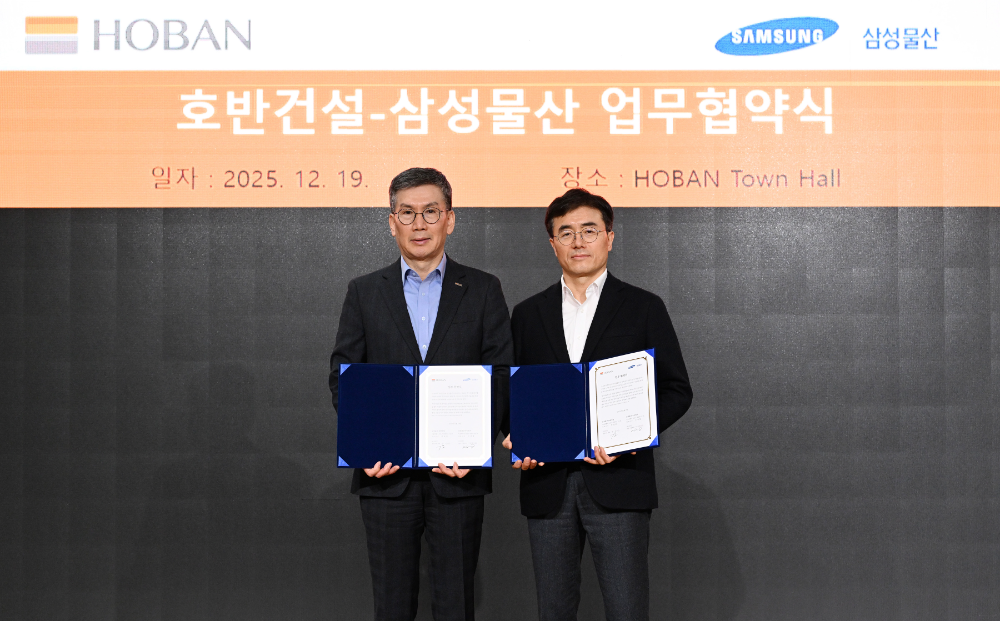 문갑 호반건설 경영부문대표(왼쪽)와 이주용 삼성물산 부사장이 지난 19일 서울 서초구 호반파크(사옥)에서 스마트 커뮤니티 플랫폼 ‘호반온 by 홈닉’ 구축을 위한 업무협약을 체결한 후 기념촬영을 하고 있다.(사진=호반건설)