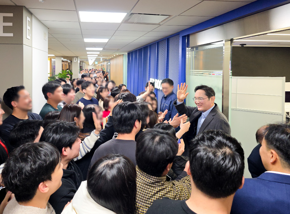 이재용 삼성전자 회장이 22일 삼성전자 화성캠퍼스를 방문해 임직원들과 인사를 나누고 있다. 사진=삼성전자