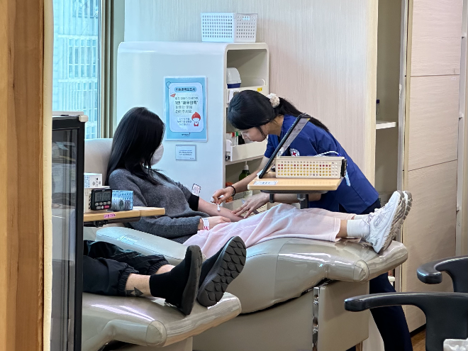 크리스마스인 25일 서울 강남구 헌혈의집 강남센터에서 헌혈 중인 한 시민.(사진=연합뉴스)