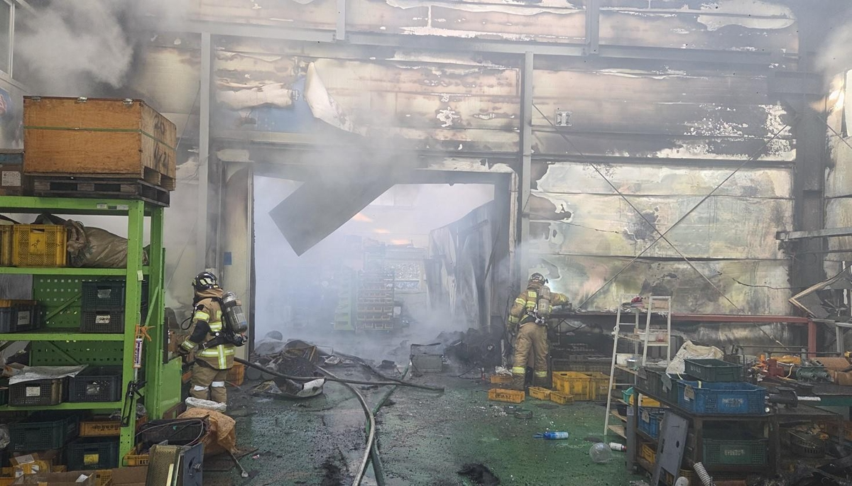 경주 공장 불 끄는 소방대원(사진=연합뉴스)