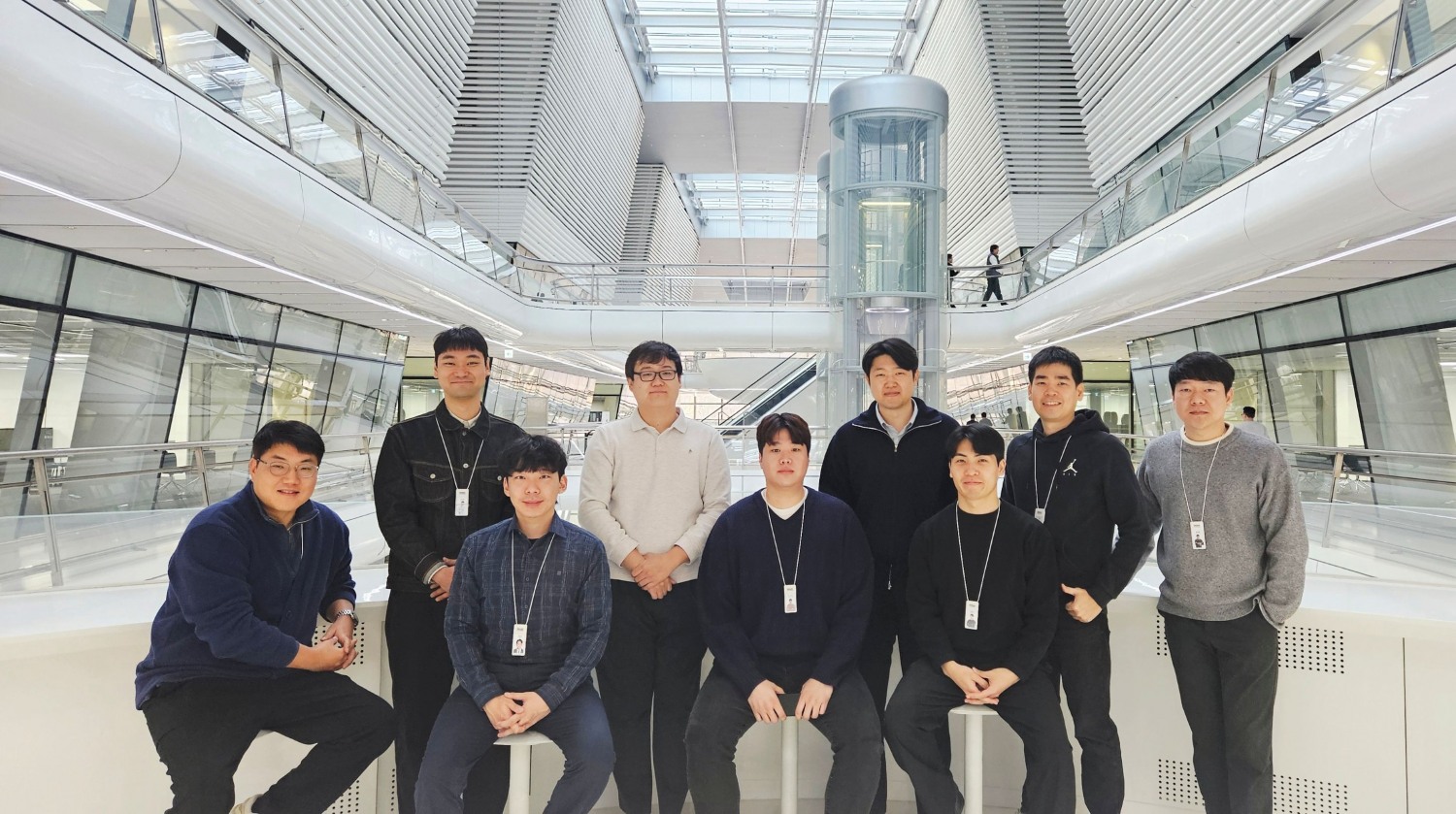 한국앤컴퍼니 ‘2025 프로액티브 어워드’에서 수상한 임직원들이 기념 촬영을 하는 모습.(사진=한국앤컴퍼니그룹)