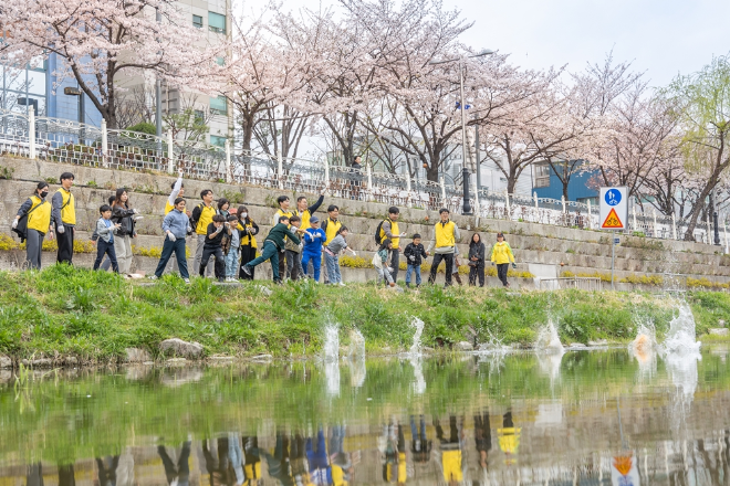 HDC현대산업개발은 지역사회에 대한 이해도를 높이고 지속 가능한 나눔을 실천하기 위해 릴레이 봉사활동을 진행했다. 지난 4월 성북천 일대에서 HDC현대산업개발 임직원들은 지역 주민, 어린이들과 함께 환경정화 활동을 진행한 모습. 사진=HDC현대산업개발
