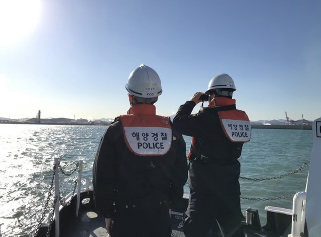 울산해경 소속 경찰관이 해상안전관리를 하고 있다. (사진제공=울산해양경찰서)