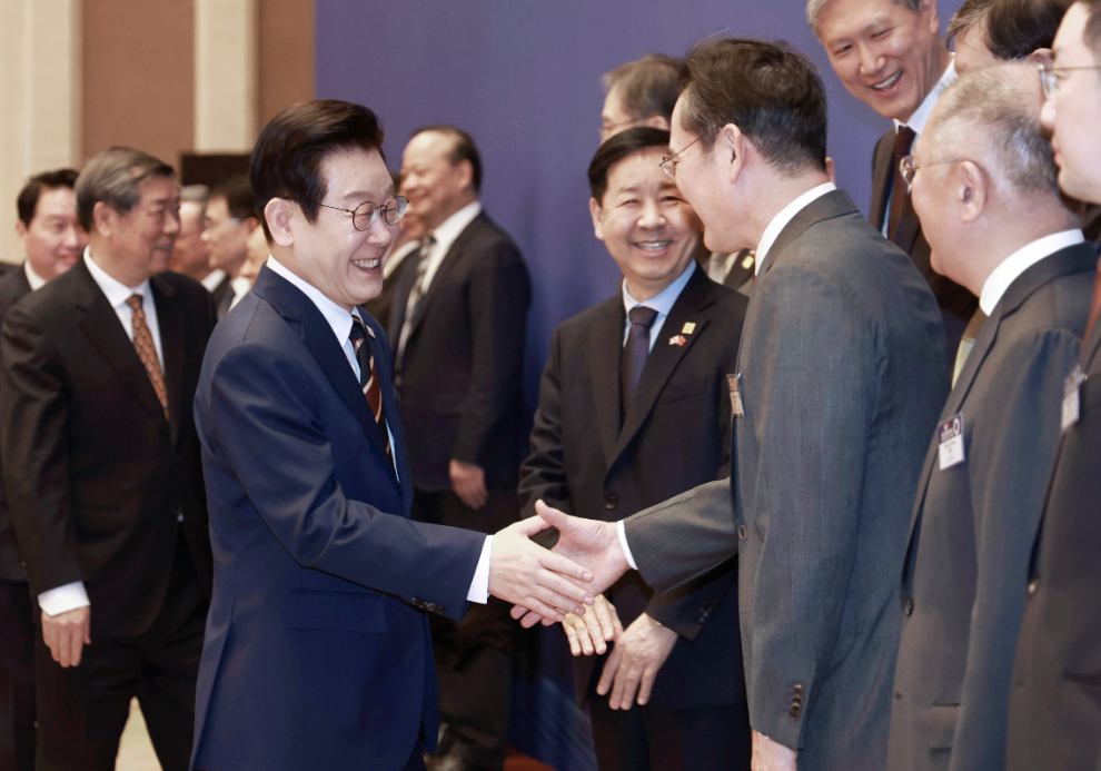 한·중 비즈니스 포럼, 이재용 회장과 인사하는 이재명 대통령(사진=연합뉴스)
