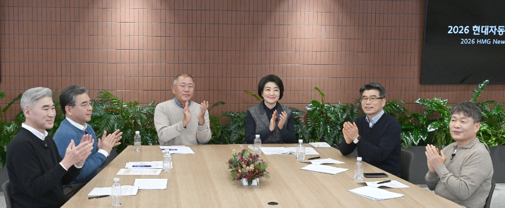 (왼쪽부터) 현대차그룹 성 김 사장, 현대차그룹 장재훈 부회장, 현대차그룹 정의선 회장, 현대차그룹 김혜인 부사장, 기아 송호성 사장, 현대모비스 이규석 사장.(사진=현대차그룹)