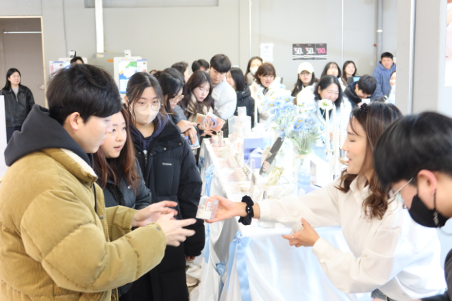 '샵 한현재' 팝업 스토어 방문객들이 이벤트에 참여한 뒤 상품을 수령하고 있다. 사진=로이슈