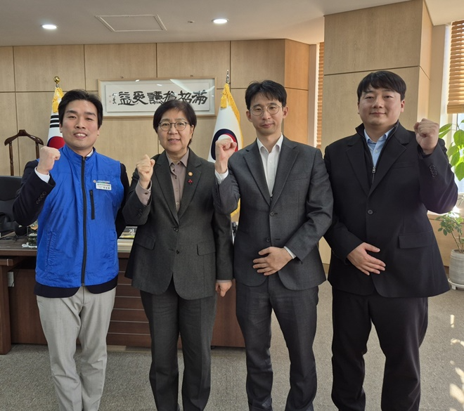 정승문 위원장(사진 왼쪽) 등이 정은경 보건복지부장관(왼쪽 두번째)과 기념촬영.(사진제공=보건복지부공무원노조)