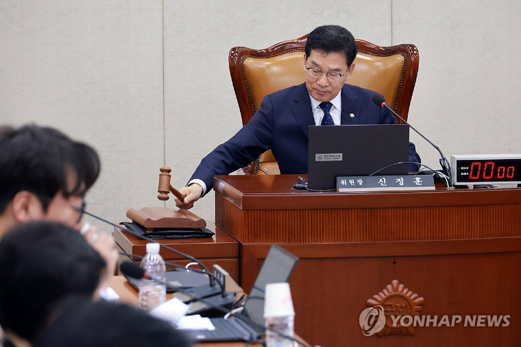 의사봉을 두드리고 있는 신정훈 위원장 (사진=연합)