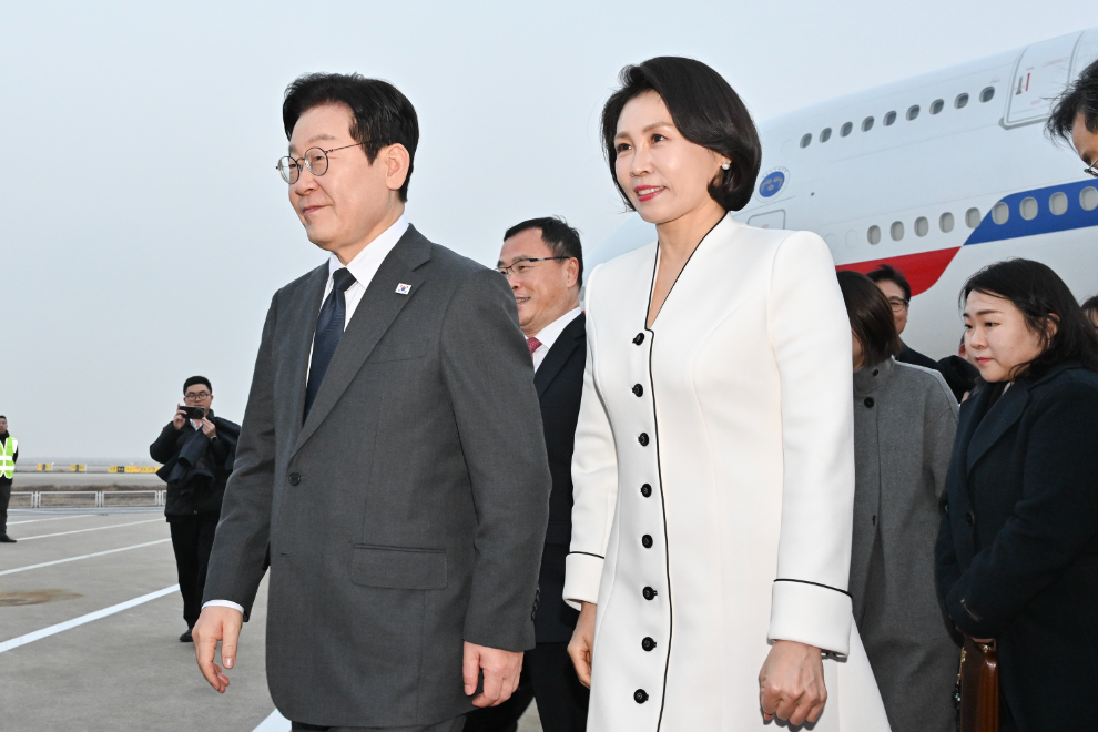 상하이 도착한 이재명 대통령과 김혜경 여사(사진=연합뉴스)