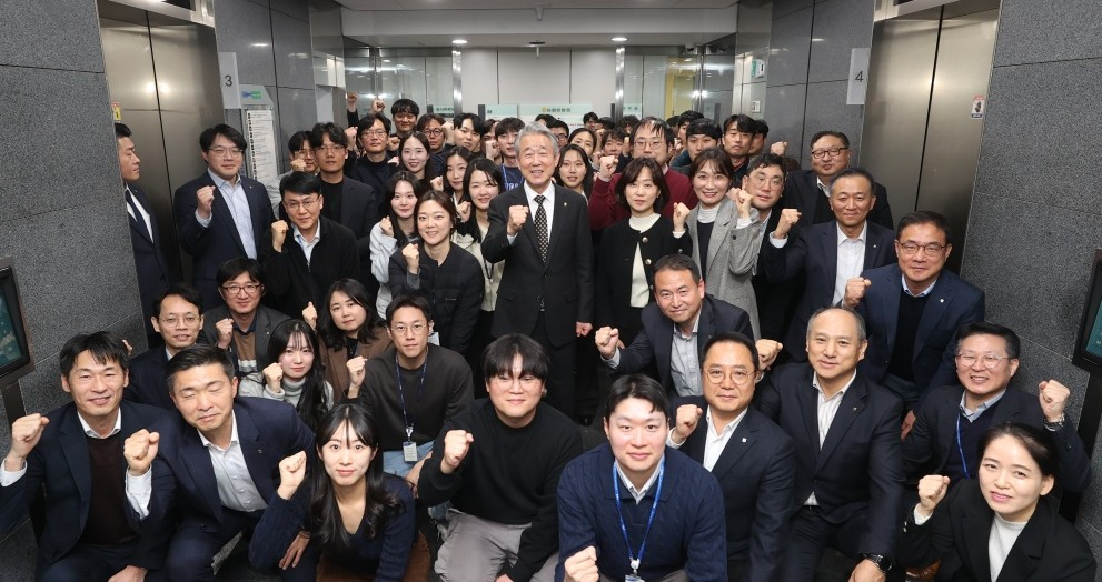2일 서울시 중구 농협중앙회 본관에서 강호동 농협중앙회장(사진 가운데)과 임직원들이 상호 신년 인사 후 기념촬영을 하고 있다. 사진=농협중앙회