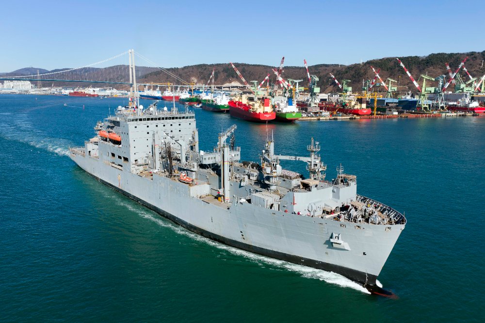 지난 6일 울산 HD현대중공업 중형선사업부 인근 부두에서 미 해군 소속 ‘USNS 앨런 셰퍼드’함이 정기 정비를 마치고 출항하는 모습.(사진=HD현대중공업)