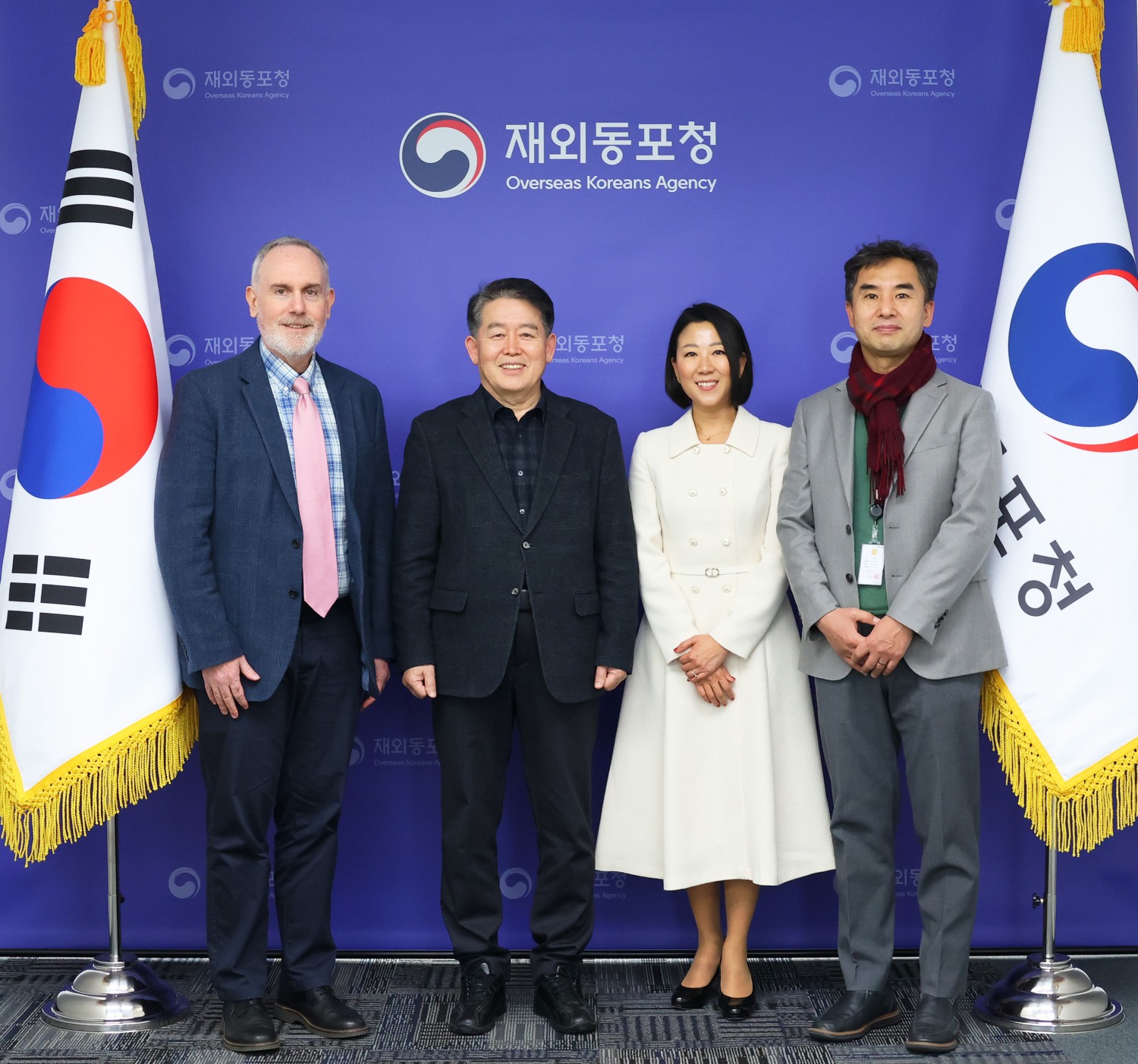 김경협 재외동포청장과 국제이주기구(IOM)가 기념촬영을 하고 있다.