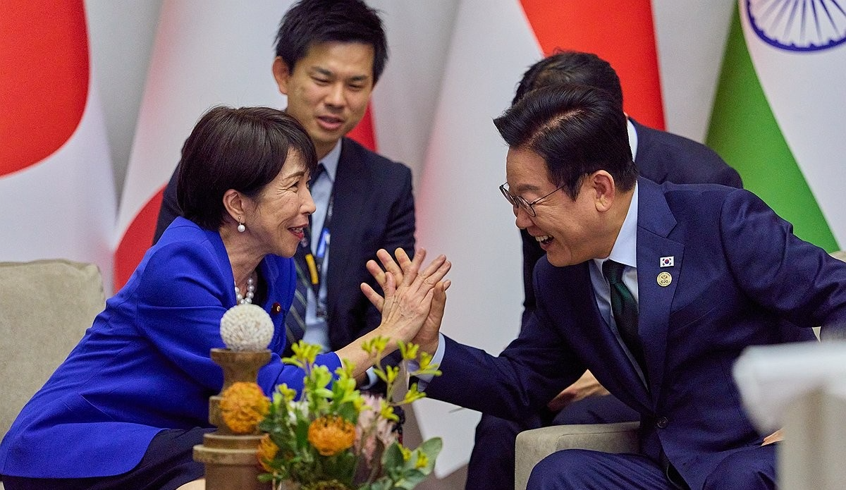 지난해 11월 주요 20개국(G20) 정상회의서 만난 한일 정상(사진=연합뉴스)