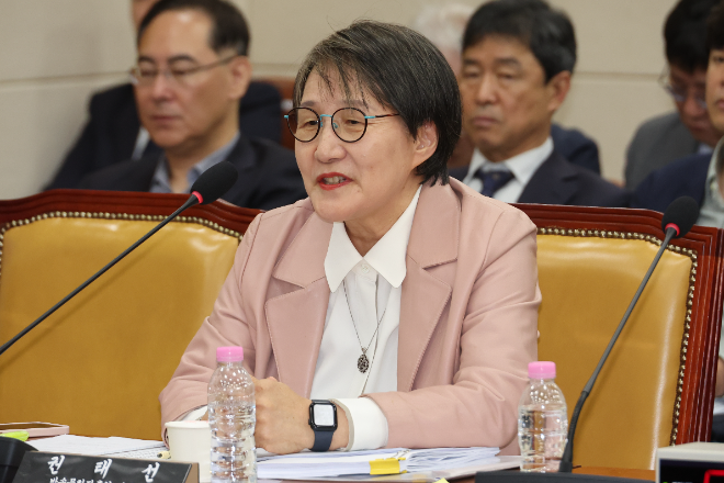 답변하는 권태선 방문진 이사장.(사진=연합뉴스)